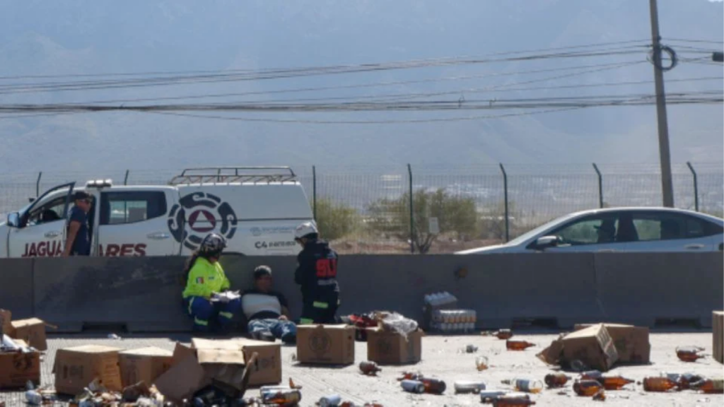 Vuelca-camión-cerveza-accidente-vial-san-pedro-avenida-díaz-ordaz-camión-de-carga