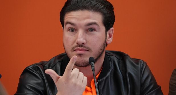 - Regios Al Cuadrado Samuel García En Una Conferencia De Prensa. Refiere a ña Expresión Neutra