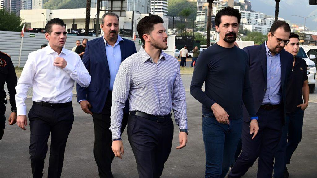 Samuel García Y Mike Flores Caminando. 