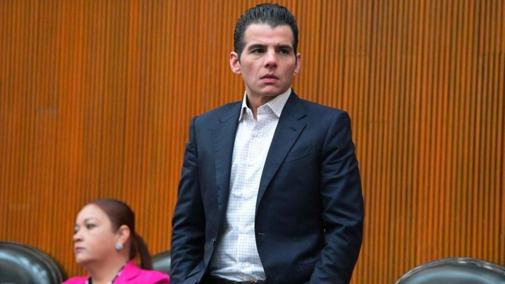 Mike Flores, Segundo Al Mando De Samuel García 