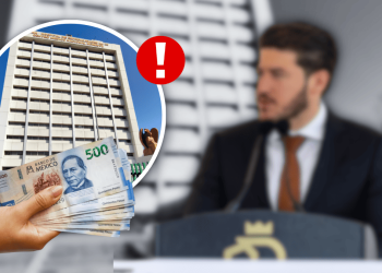 Bribery Warning: Hand Holding Mexican 500-peso Bills in Front of a Government Building with a Red Exclamation Mark in the Foreground. - Regios Al Cuadrado