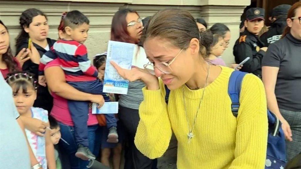 Los Boletos Se Limitaron a Dos Por Familia. 