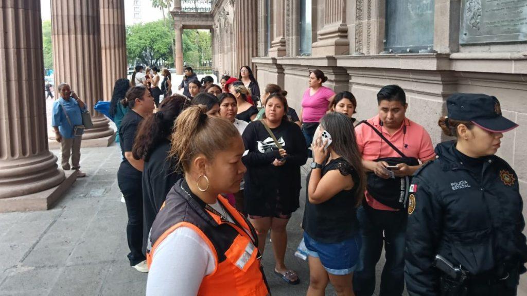 La Fila Frente a Palacio Duró Horas. 