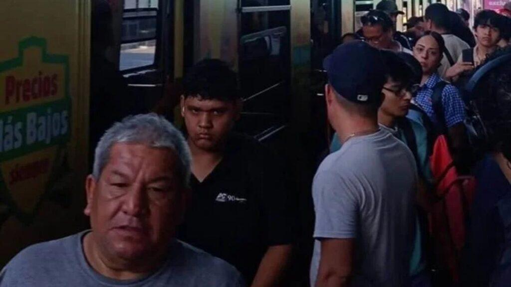 Falla-metro-nuevo-leon - Regios Al Cuadrado Crowded Bus Doorway with Passengers Waiting to Board, the Older Man in the Foreground Looking Ahead. - Regios Al Cuadrado